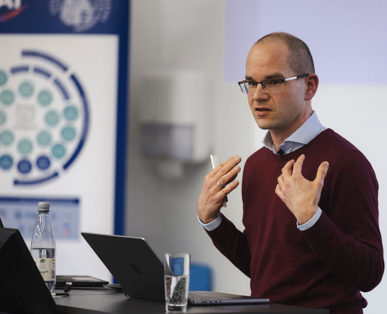 Dominik Herrmann bei einem Vortrag