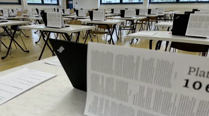 psi-exam Bild des Prüfungssaals mit aufgebauten Laptops