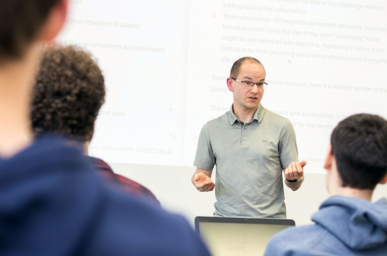 Dominik Herrmann in einer Lehrveranstaltung (Foto: Benjamin Herges)